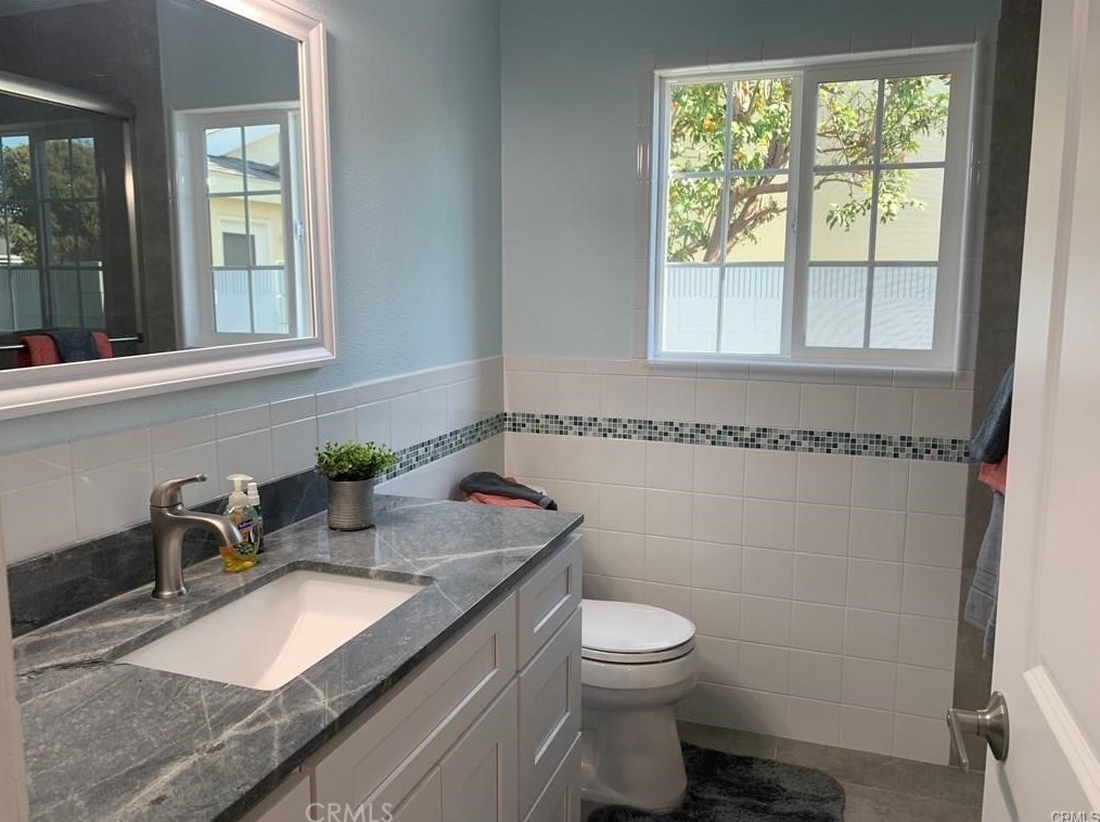 17102 Kampen Ln, Huntington Beach CA  92647-6016 exterior