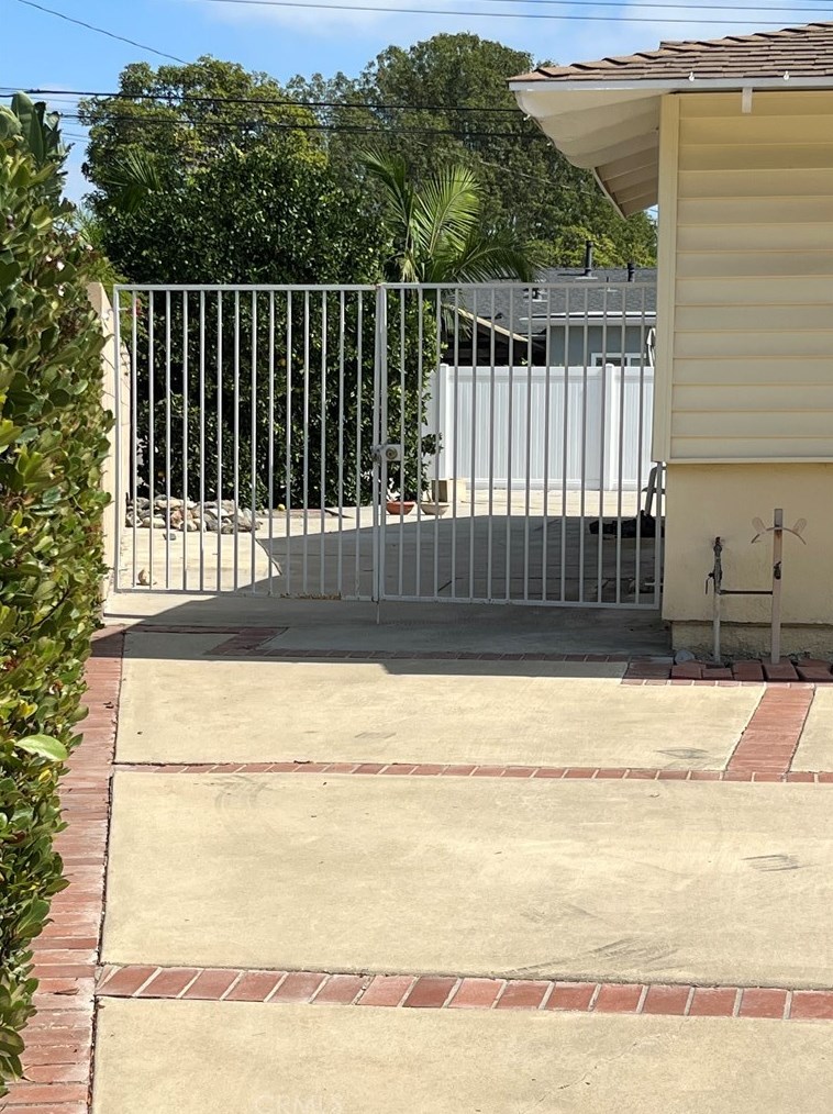 15402 Bayside Ln, Huntington Beach, CA 92647-2465