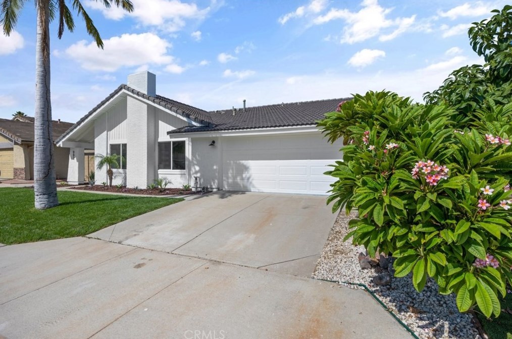 992 Carnation Ave, Costa Mesa, CA 92626-1742