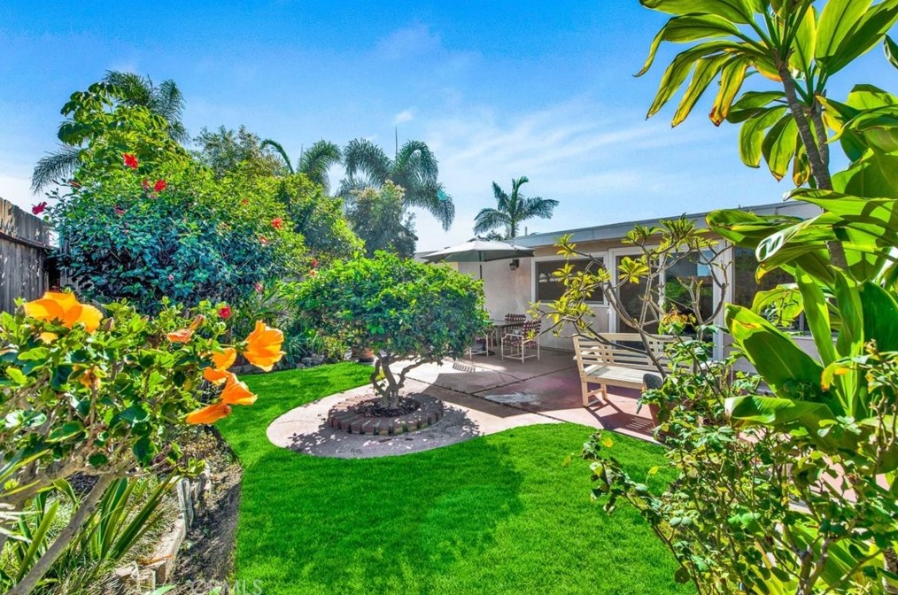 9122 Warfield Dr, Huntington Beach, CA 92646-3447