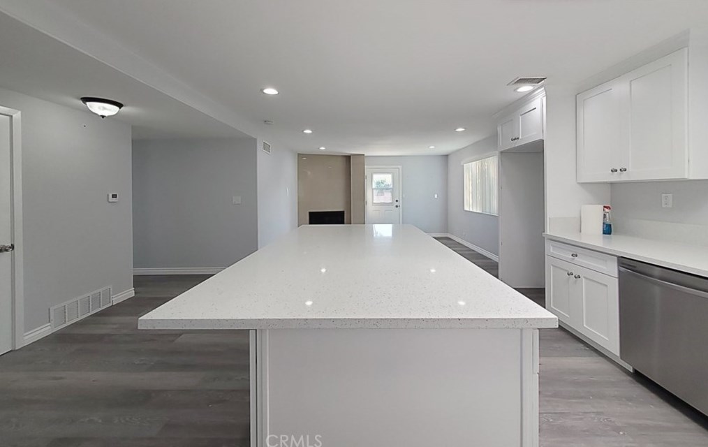 16542 Hart Cir, Huntington Beach CA  92647-4815 exterior