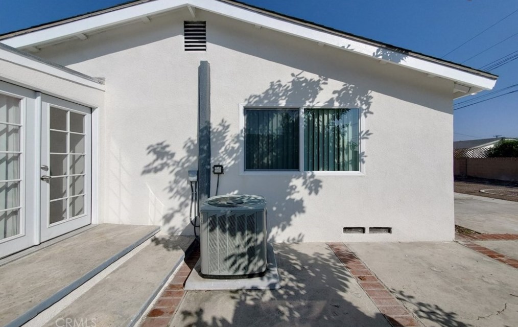 16542 Hart Cir, Huntington Beach CA  92647-4815 exterior