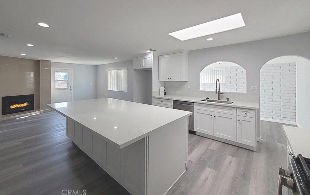 16542 Hart Cir, Huntington Beach CA  92647-4815 exterior