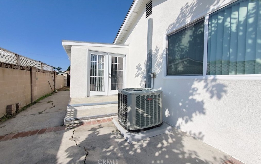 16542 Hart Cir, Huntington Beach CA  92647-4815 exterior