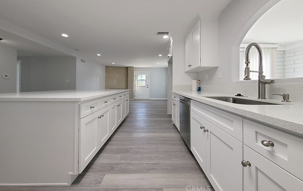16542 Hart Cir, Huntington Beach CA  92647-4815 exterior