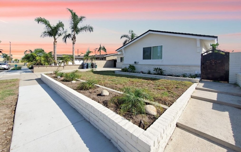 16542 Hart Cir, Huntington Beach CA  92647-4815 exterior