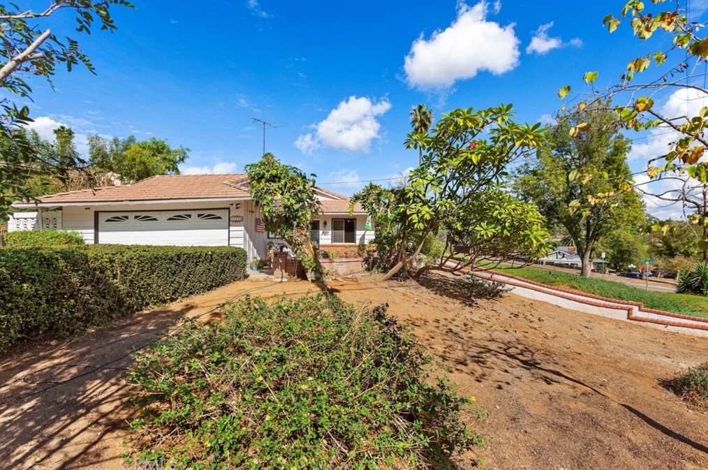 11139 Western Hills Dr, Riverside, CA 92505