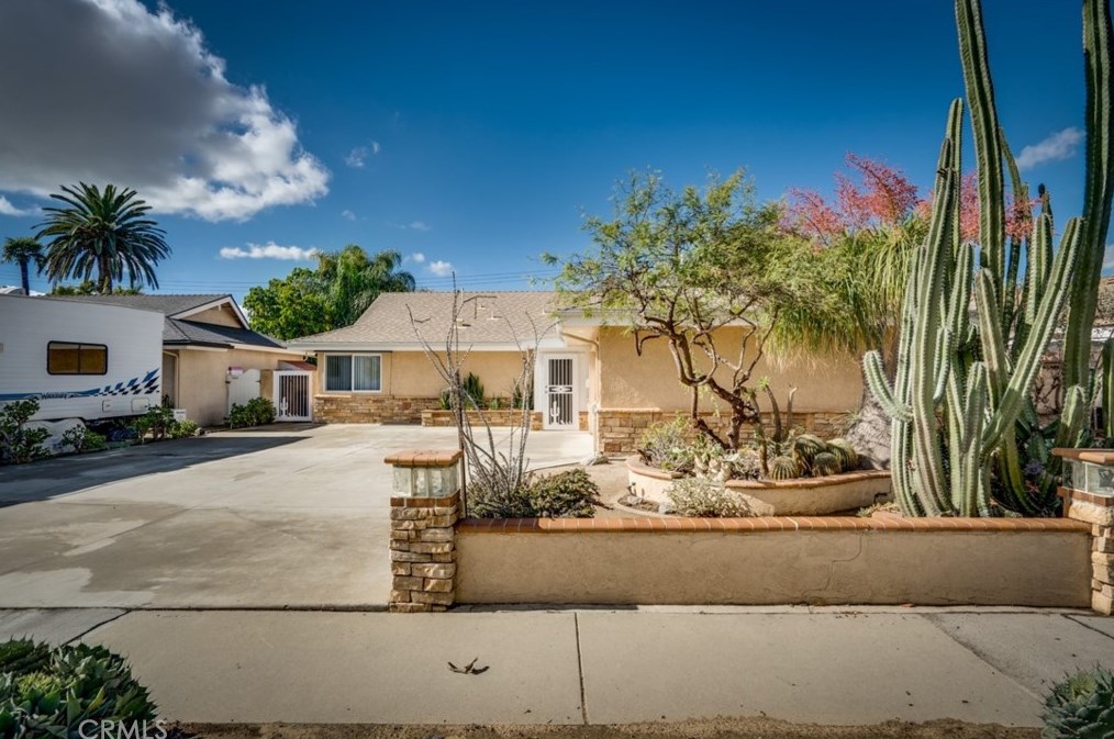 16161 Chipper Ln, Huntington Beach, CA 92649-2749