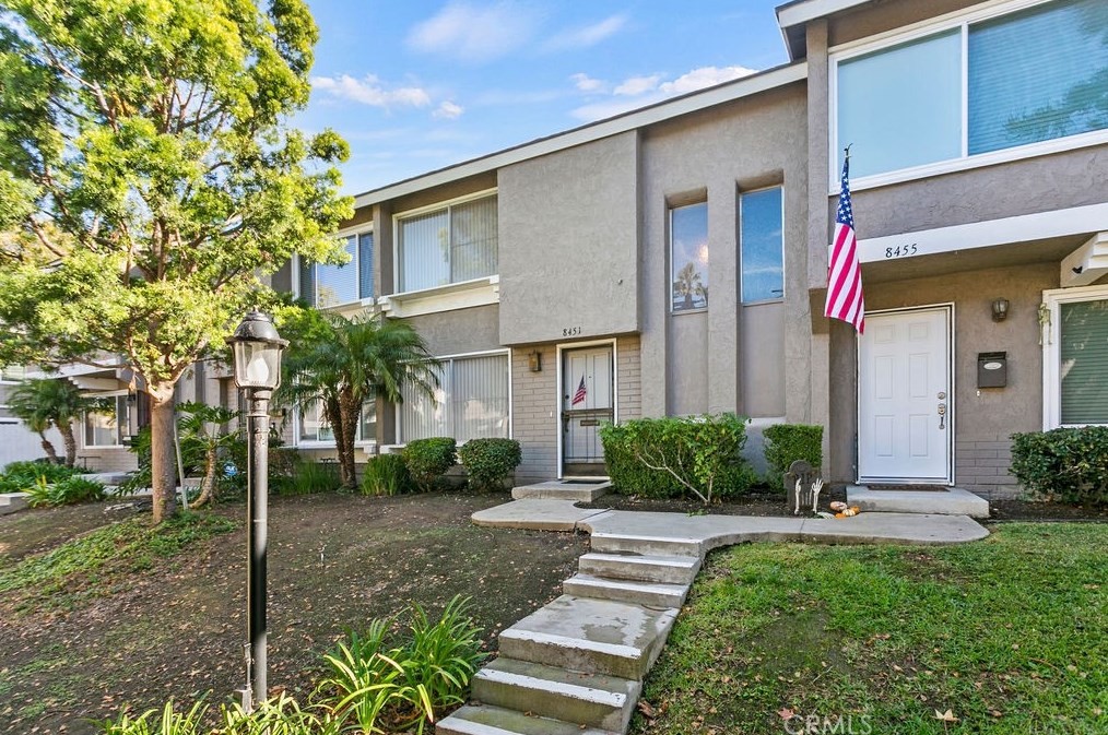 8451 El Arroyo Dr, Huntington Beach, CA 92647-7012