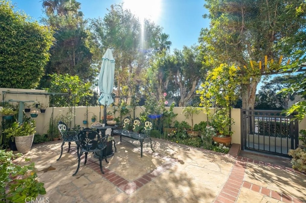 6182 Fernwood Dr, Huntington Beach, CA 92648-5574