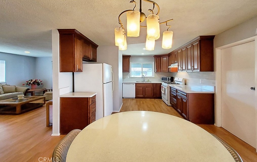 16552 Hart Cir, Huntington Beach CA  92647-4815 exterior