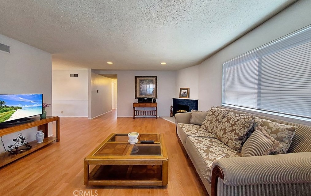 16552 Hart Cir, Huntington Beach CA  92647-4815 exterior