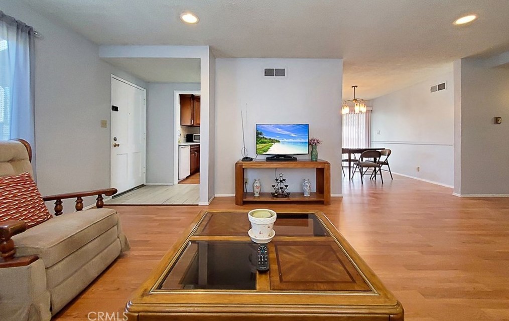 16552 Hart Cir, Huntington Beach CA  92647-4815 exterior