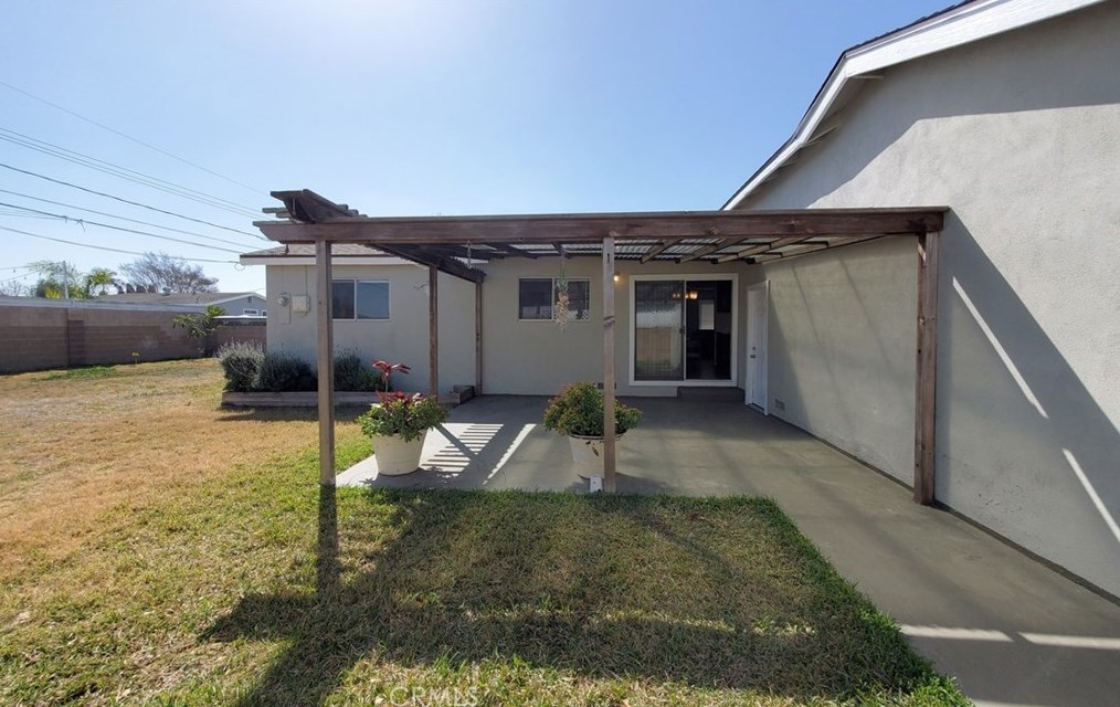 16552 Hart Cir, Huntington Beach CA  92647-4815 exterior