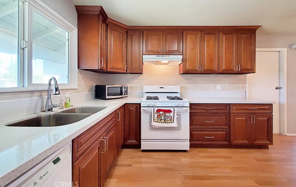 16552 Hart Cir, Huntington Beach CA  92647-4815 exterior