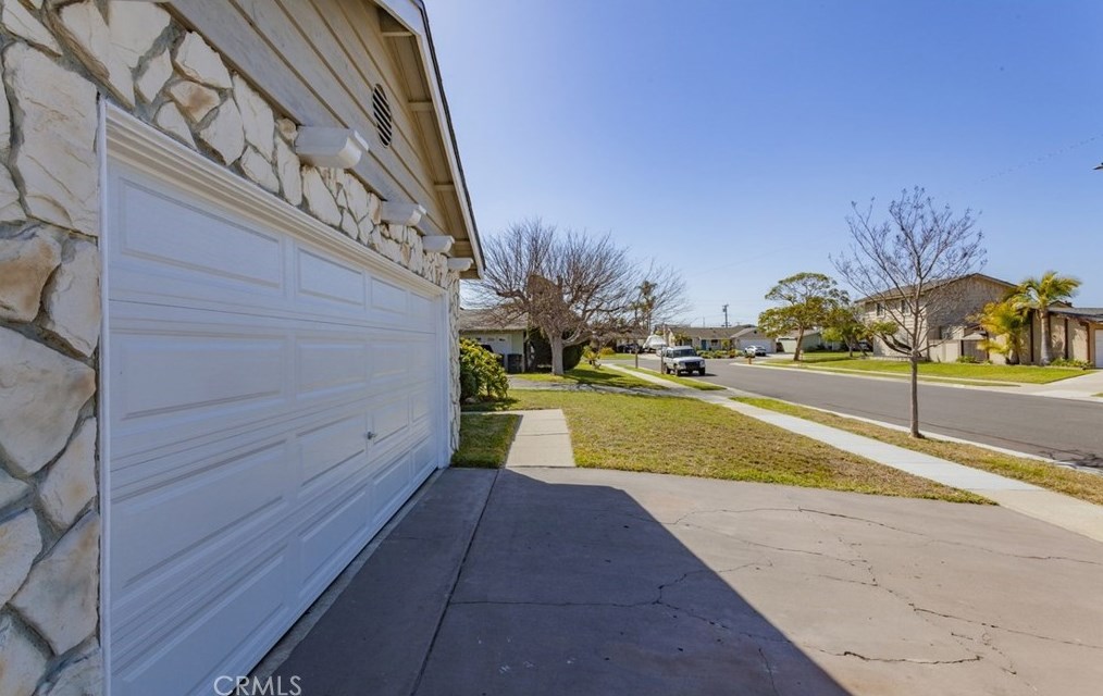 16552 Hart Cir, Huntington Beach CA  92647-4815 exterior
