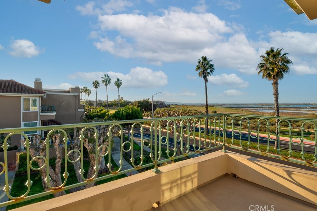 19245 Seabrook Ln, Huntington Beach CA  92648-5521 exterior