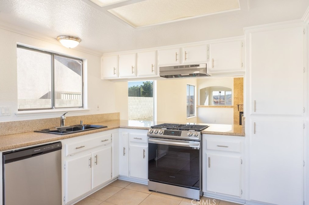 27525 Cloverleaf Dr, Helendale, CA 92342