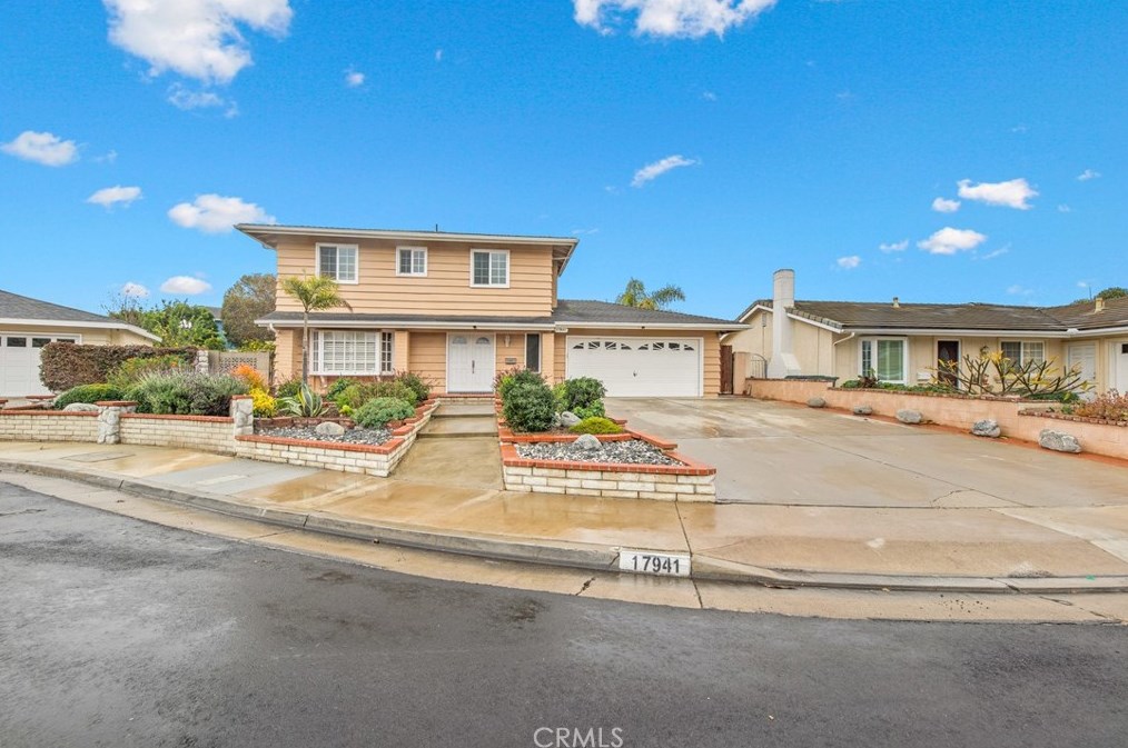 17941 Caledonia Cir, Huntington Beach, CA 92647-6519