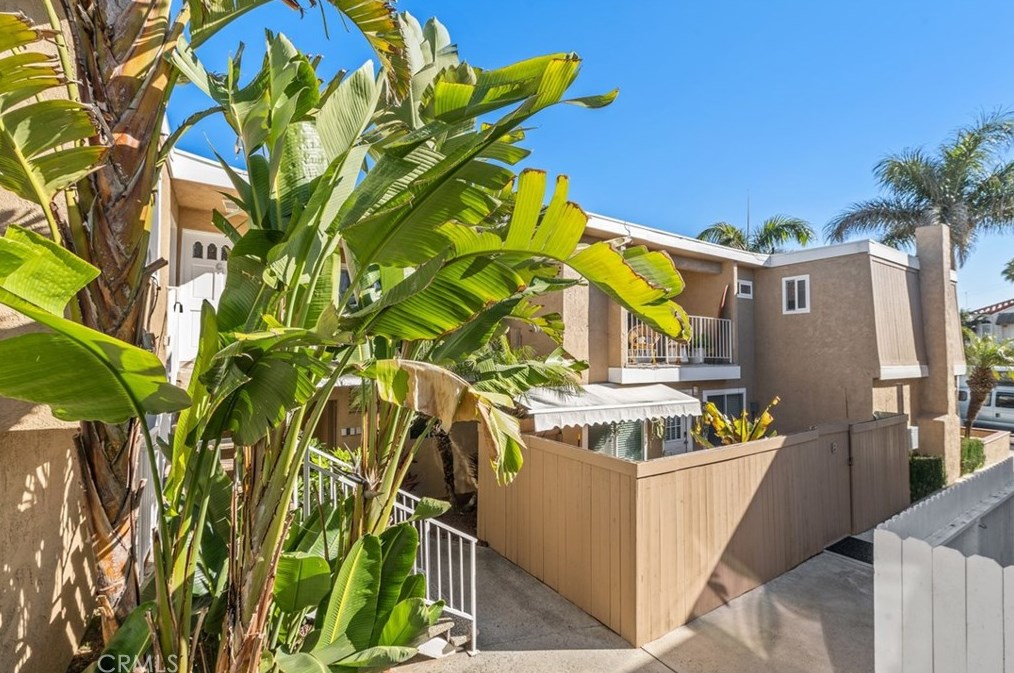 209 13th St, Huntington Beach CA  92648-4837 exterior