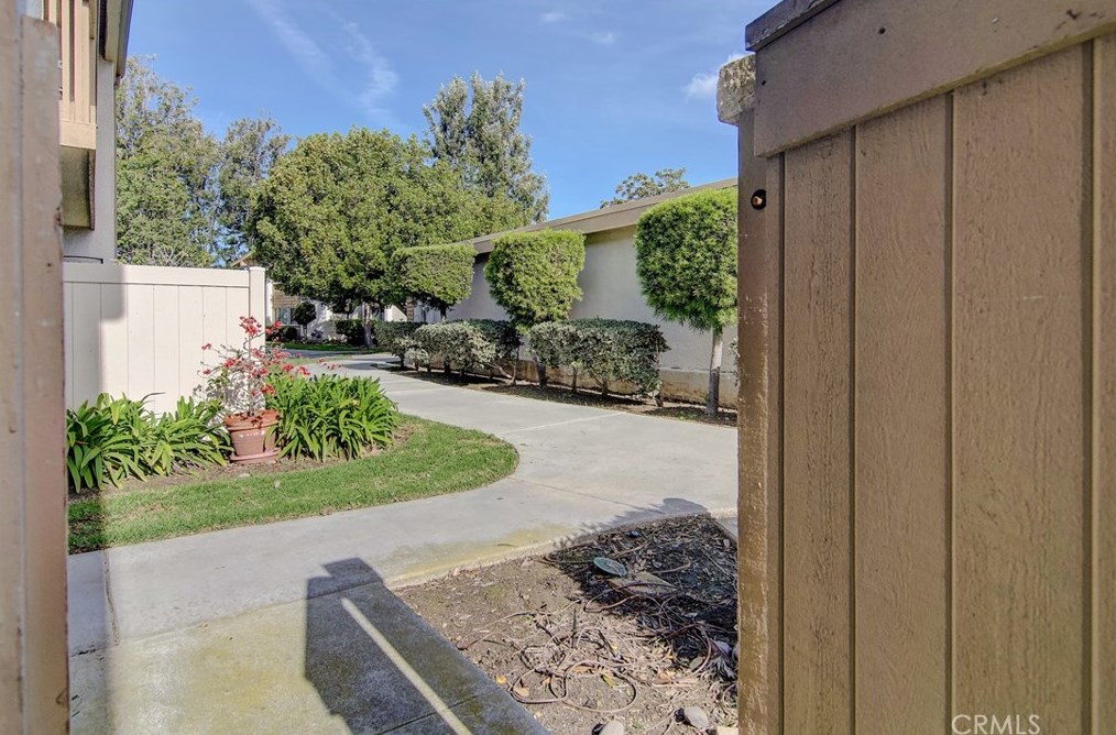 8877 Lauderdale Ct, Huntington Beach CA  92646-6280 exterior