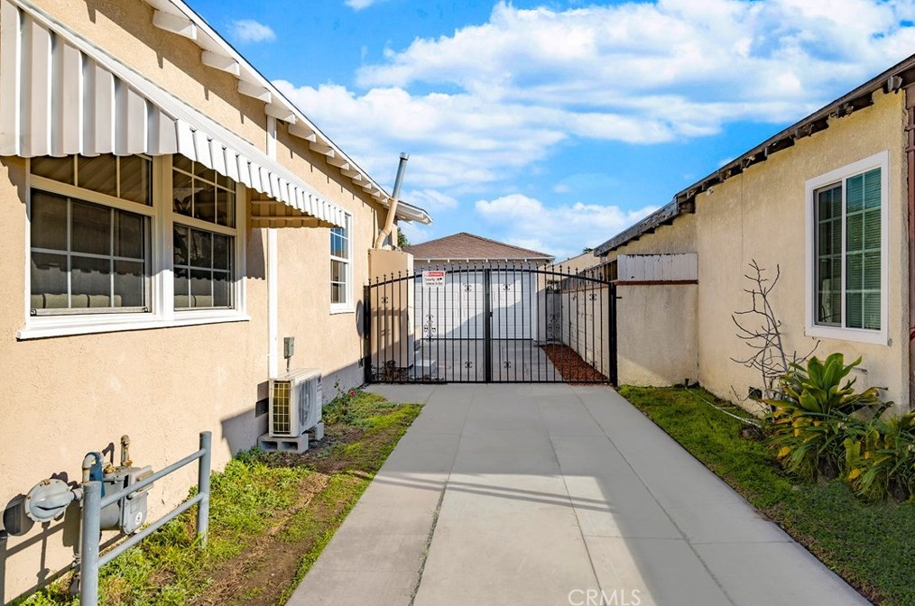 2566 Fidelia Ave, Los Angeles CA  90040-2307 exterior