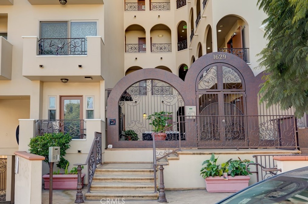 1629 Armacost Ave, Los Angeles CA  90025-6751 exterior