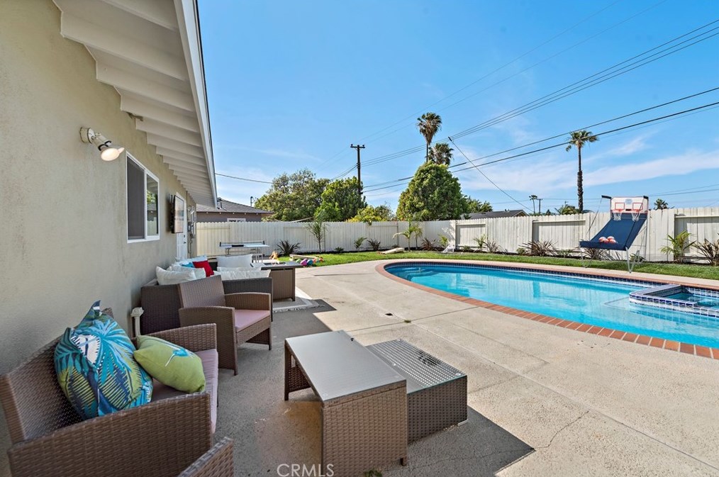 1582 Baker St, Costa Mesa CA  92626-3747 exterior