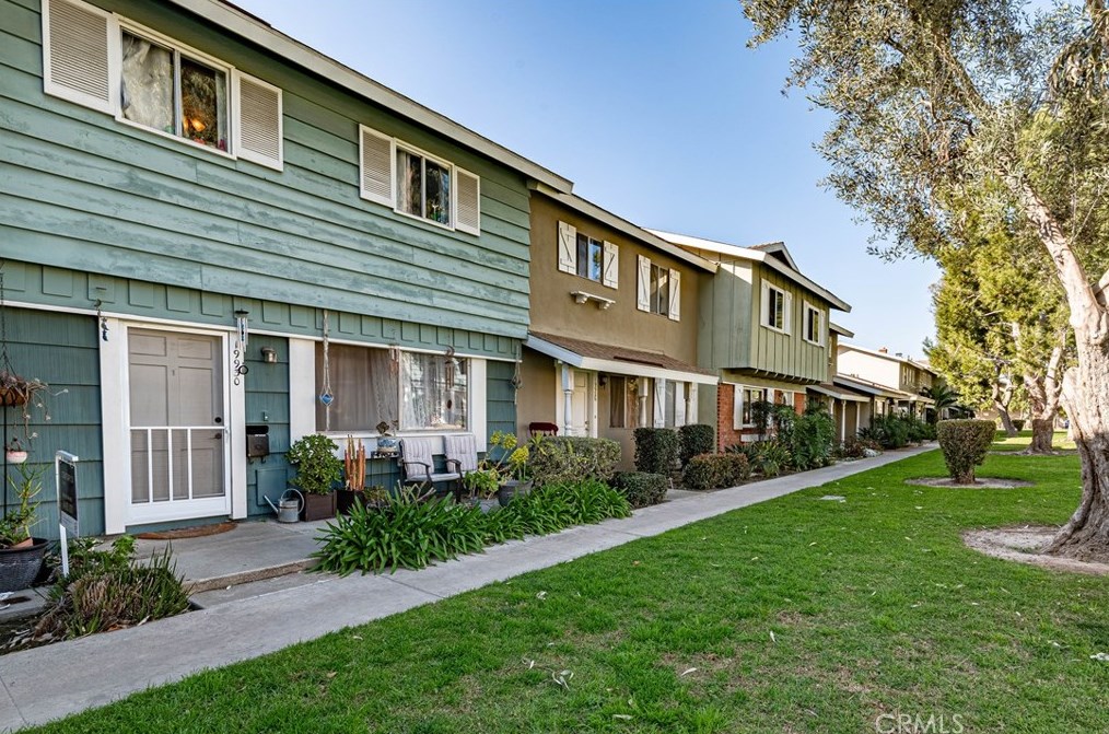 19930 Vermont Ln, Huntington Beach, CA 92646