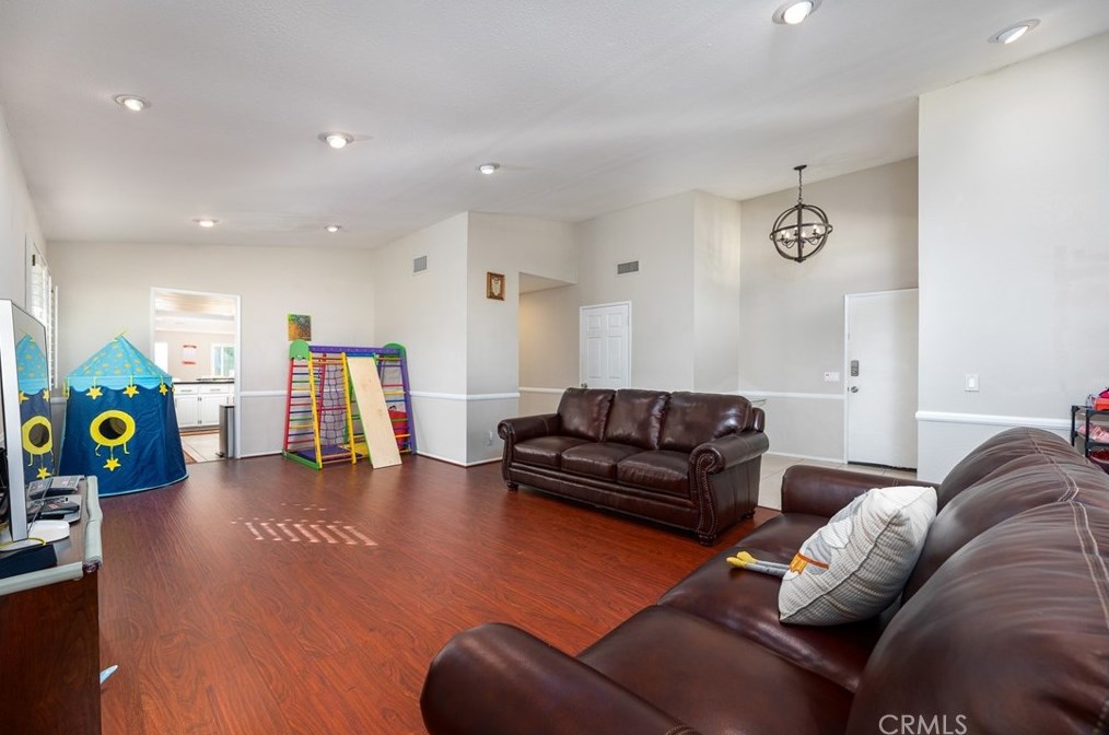 1519 Kiowa Crest Dr, Pomona CA  91765-3918 exterior