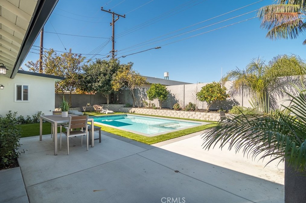 6671 Mason Dr, Huntington Beach CA  92647-4345 exterior
