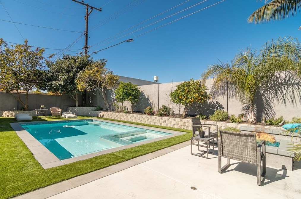 6671 Mason Dr, Huntington Beach CA  92647-4345 exterior