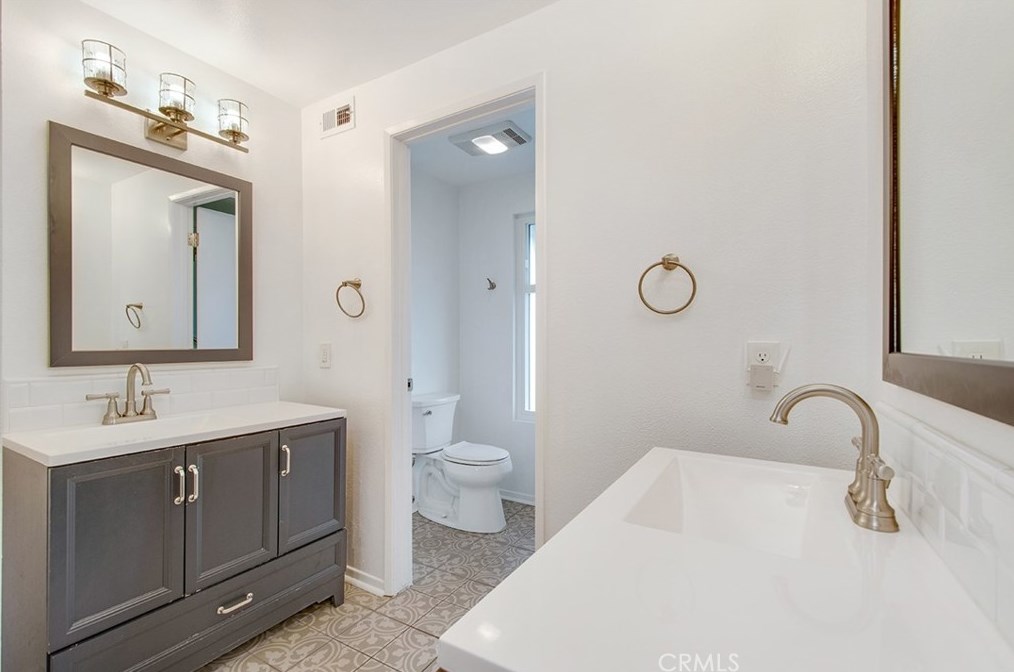 7035 Seal Cir, Huntington Beach CA  92648-3035 exterior