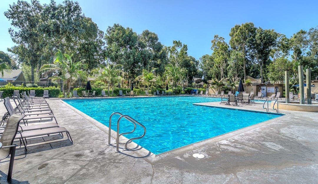 7035 Seal Cir, Huntington Beach CA  92648-3035 exterior