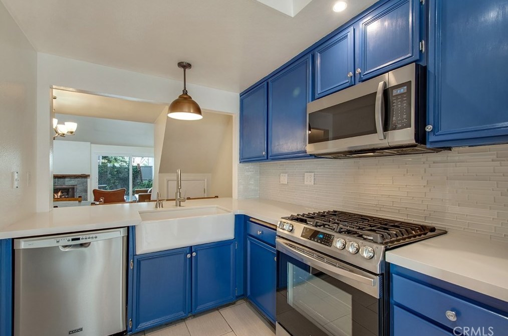 7035 Seal Cir, Huntington Beach CA  92648-3035 exterior
