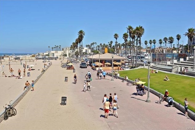 7035 Seal Cir, Huntington Beach CA  92648-3035 exterior