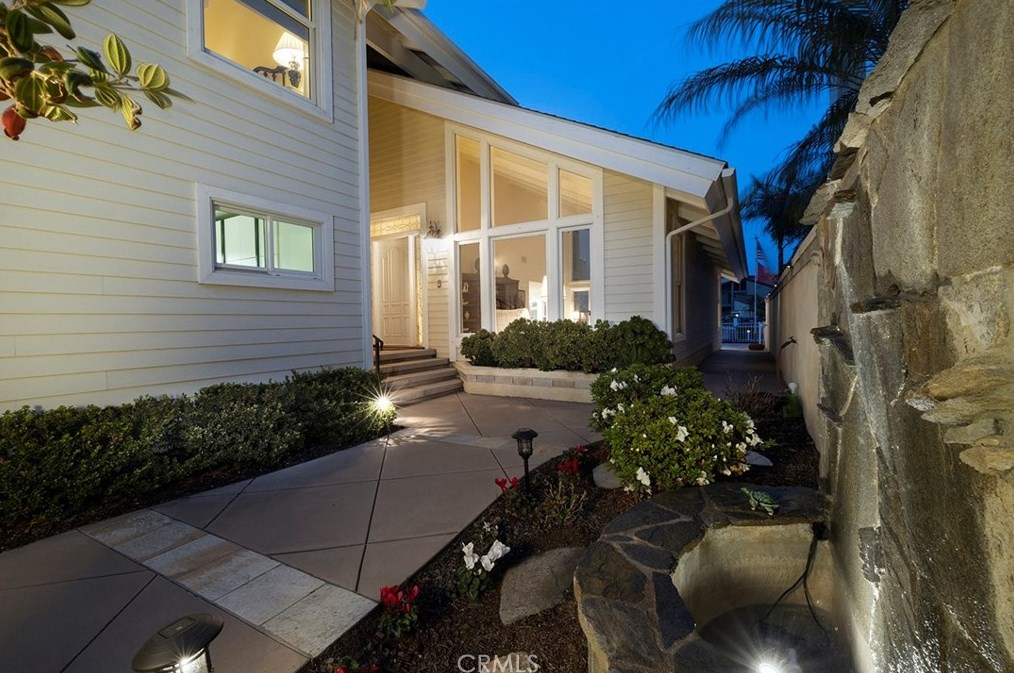 16222 Wayfarer Ln, Huntington Beach, CA 92649-2100