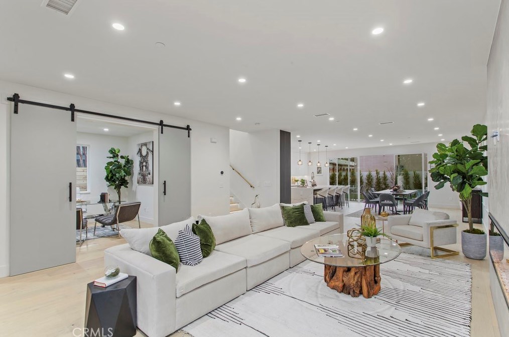 3560 Greenwood Ave, Los Angeles CA  90040-3319 exterior