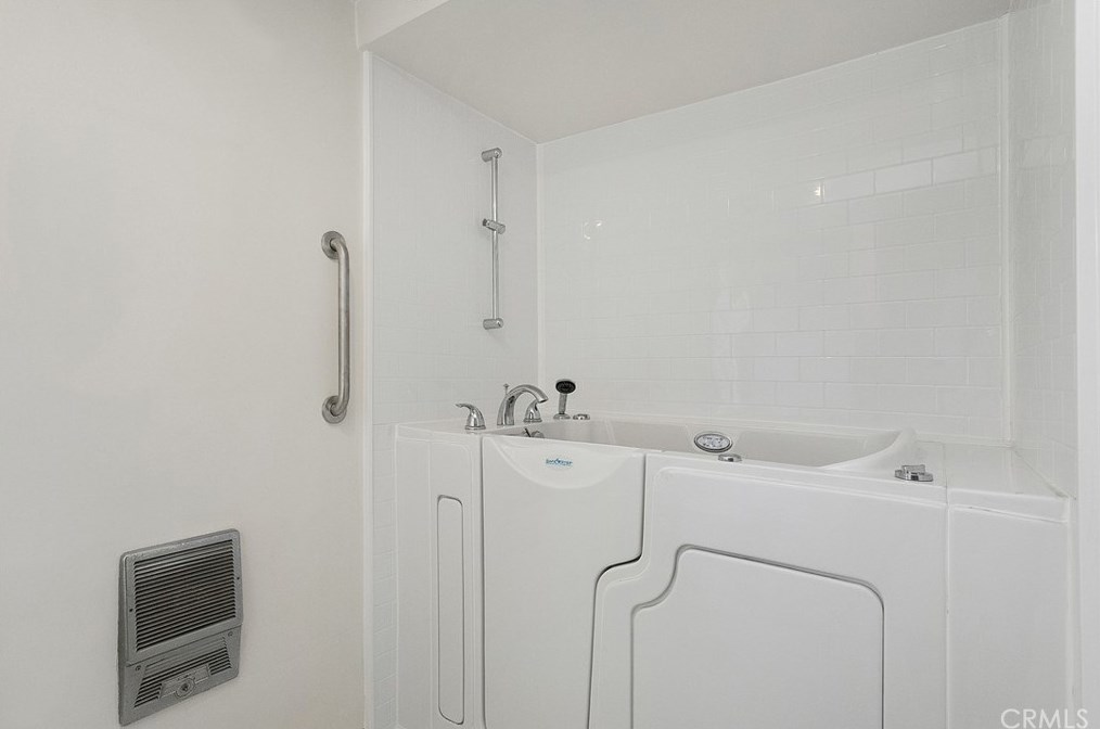 390 Avenida Castilla, Laguna Beach CA  92637-3750 exterior