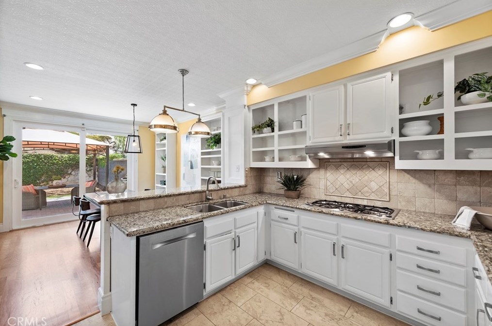 66 Oakcliff Dr, Laguna Beach CA  92677-5650 exterior