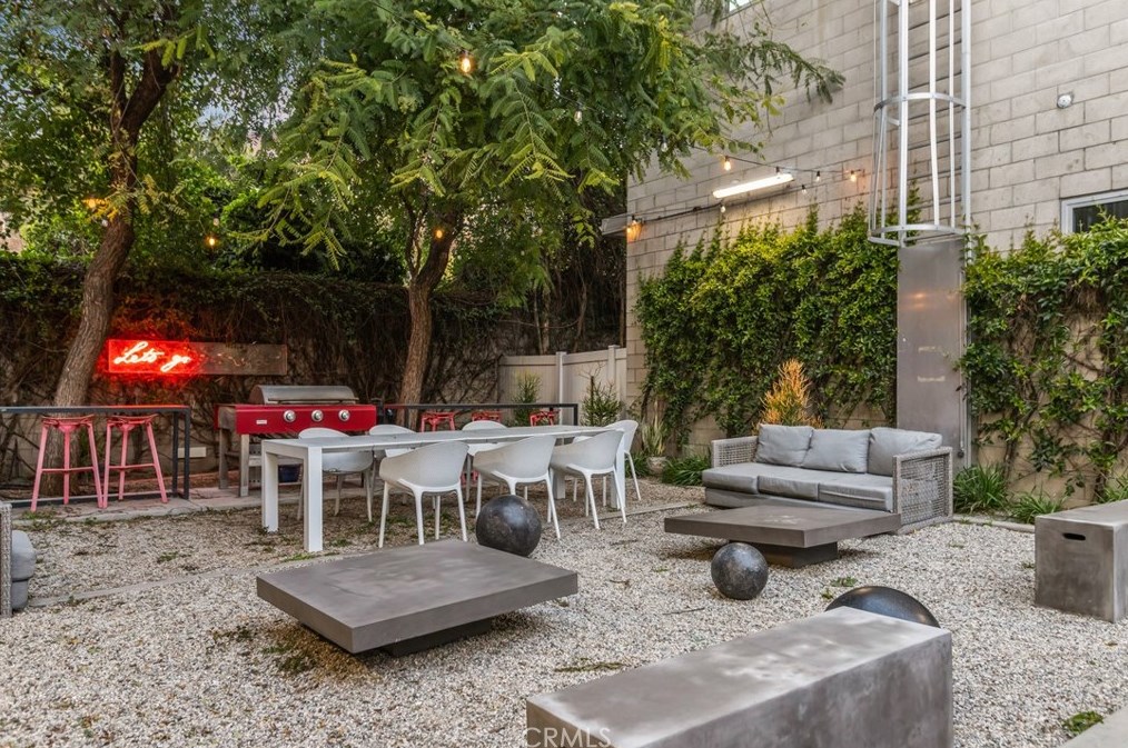 3450 Cahuenga Blvd, Los Angeles CA  90068-3702 exterior