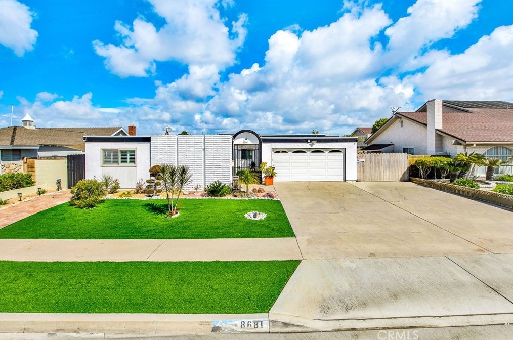 8681 Palos Verdes Ave, Westminster CA  92683-7259 exterior