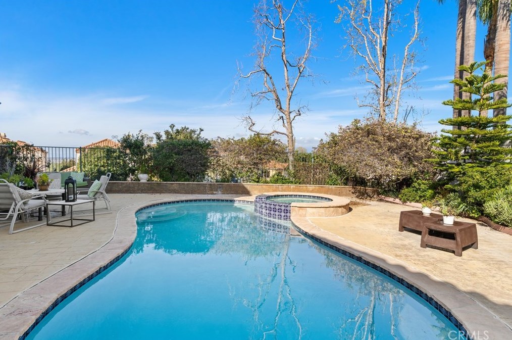 25081 Eaton Ln, Laguna Beach, CA 92677-8876