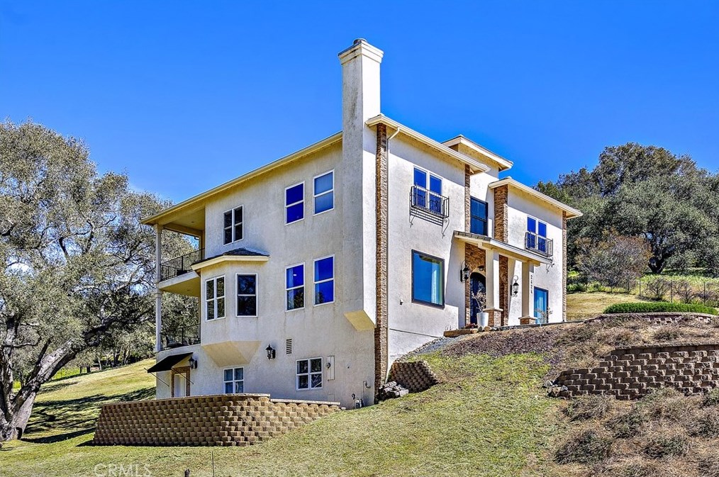 2424 Gird Rd, Fallbrook CA  92028-9687 exterior