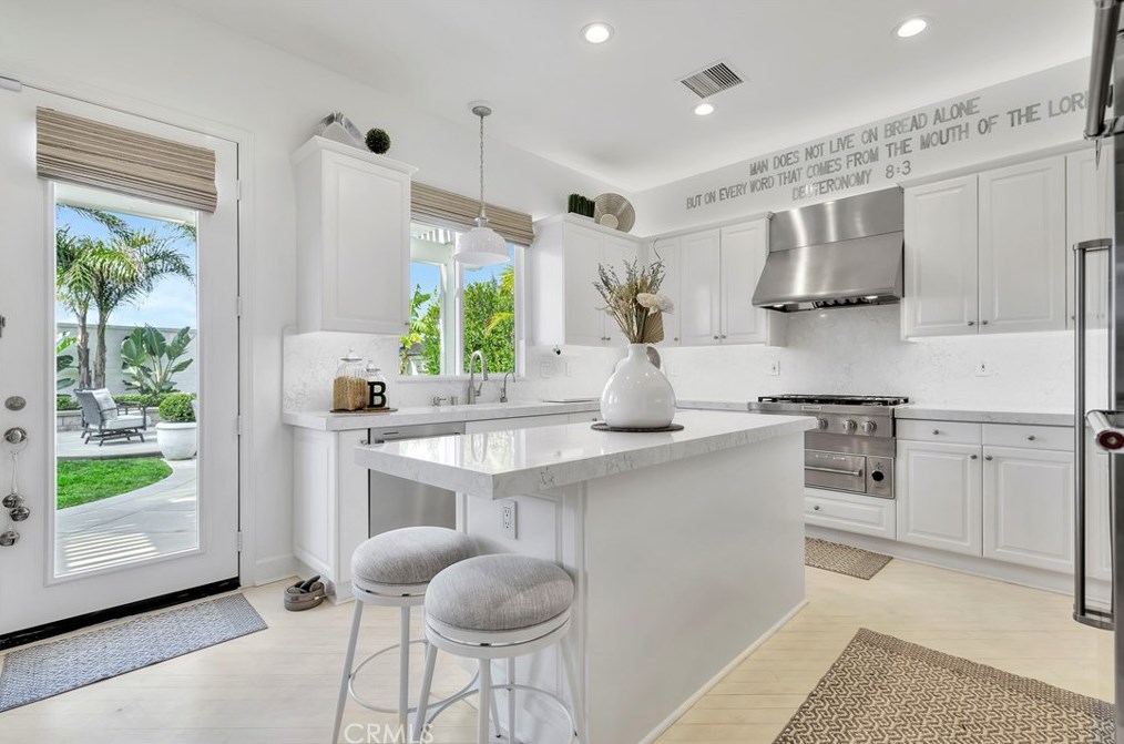 6602 Beachview Dr, Huntington Beach CA  92648-2666 exterior