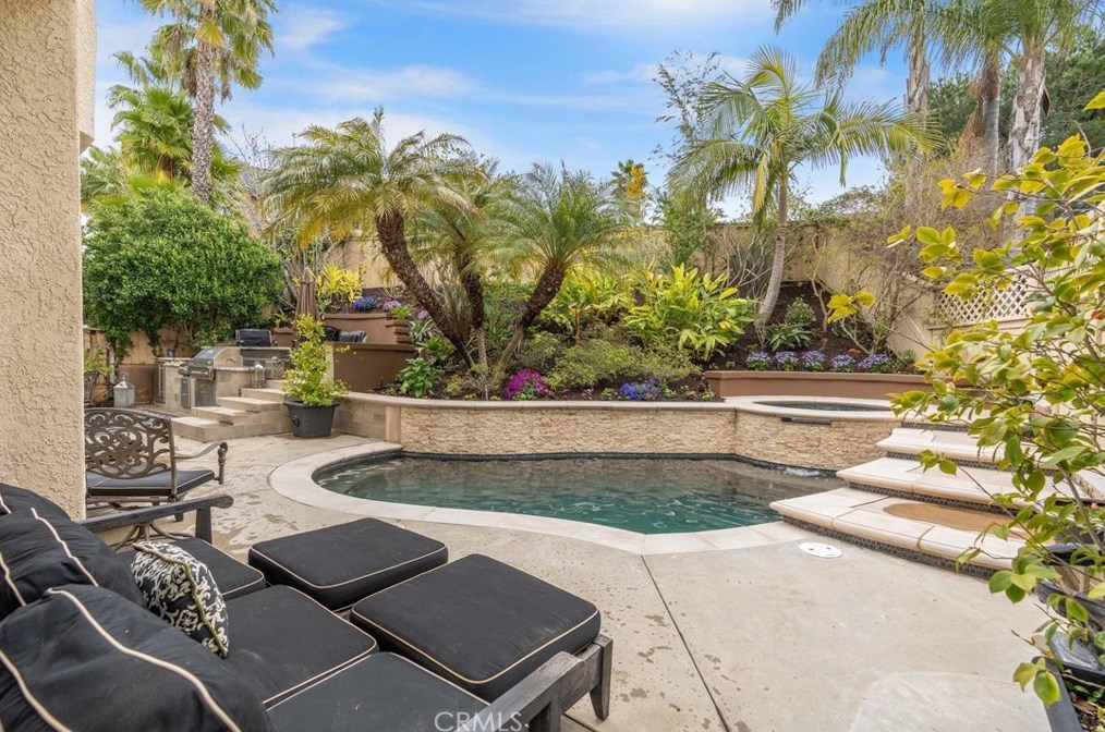 8 Heatherwood, Laguna Beach, CA 92656-1900