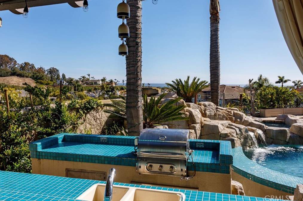 33 Gray Stone Way, Laguna Beach CA  92677-9330 exterior