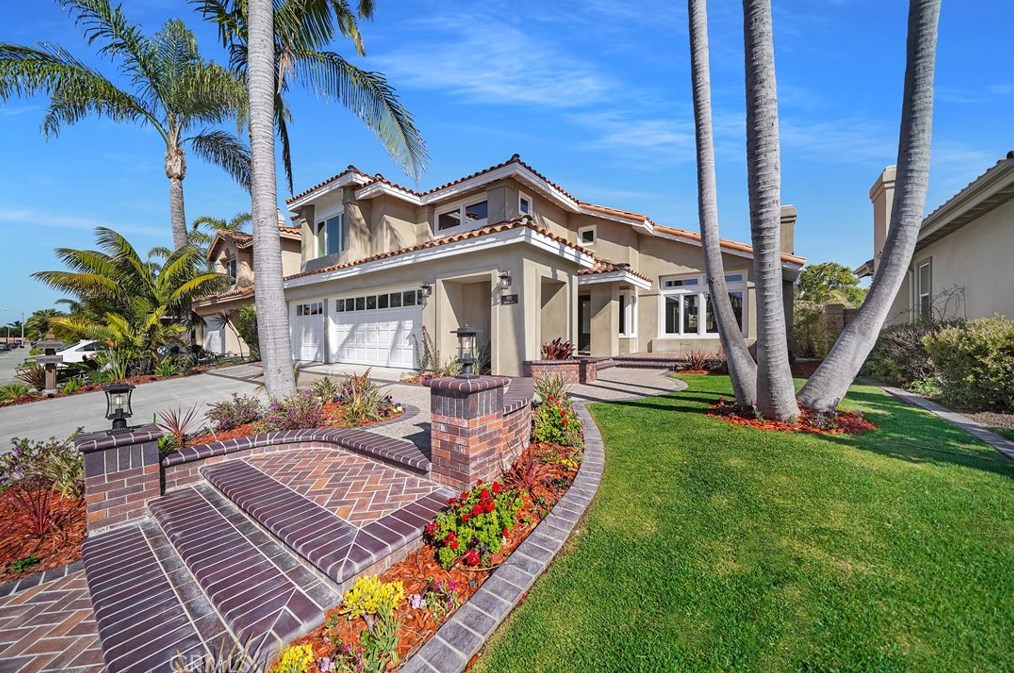 9191 Santiago Dr, Huntington Beach, CA 92646-6334