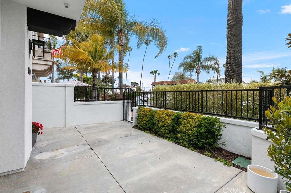 617 8th St, Huntington Beach CA  92648-4632 exterior