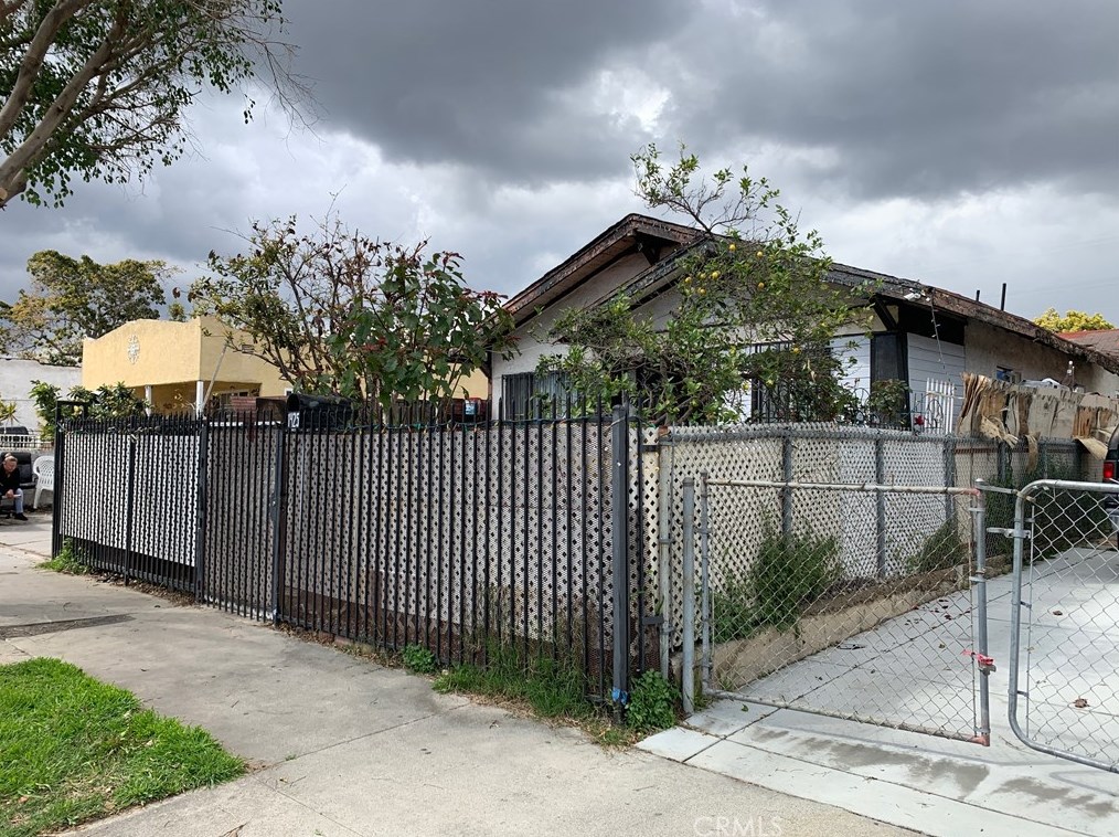 1423 78th St, Los Angeles, CA 90001-3017